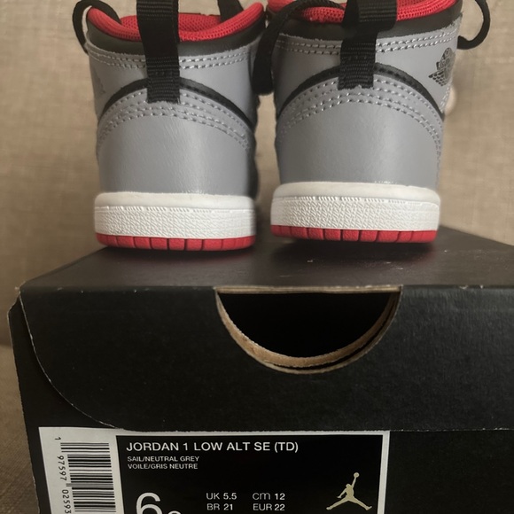 Jordan 1 Toddler Black, Red, and Gray Jordan Sz 6C - Picture 4 of 4